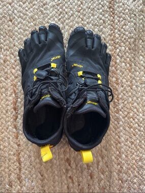 Vibram FiveFingers Black Shoes with Yellow Accents Women’s 8 to 8.5 EU39 READ